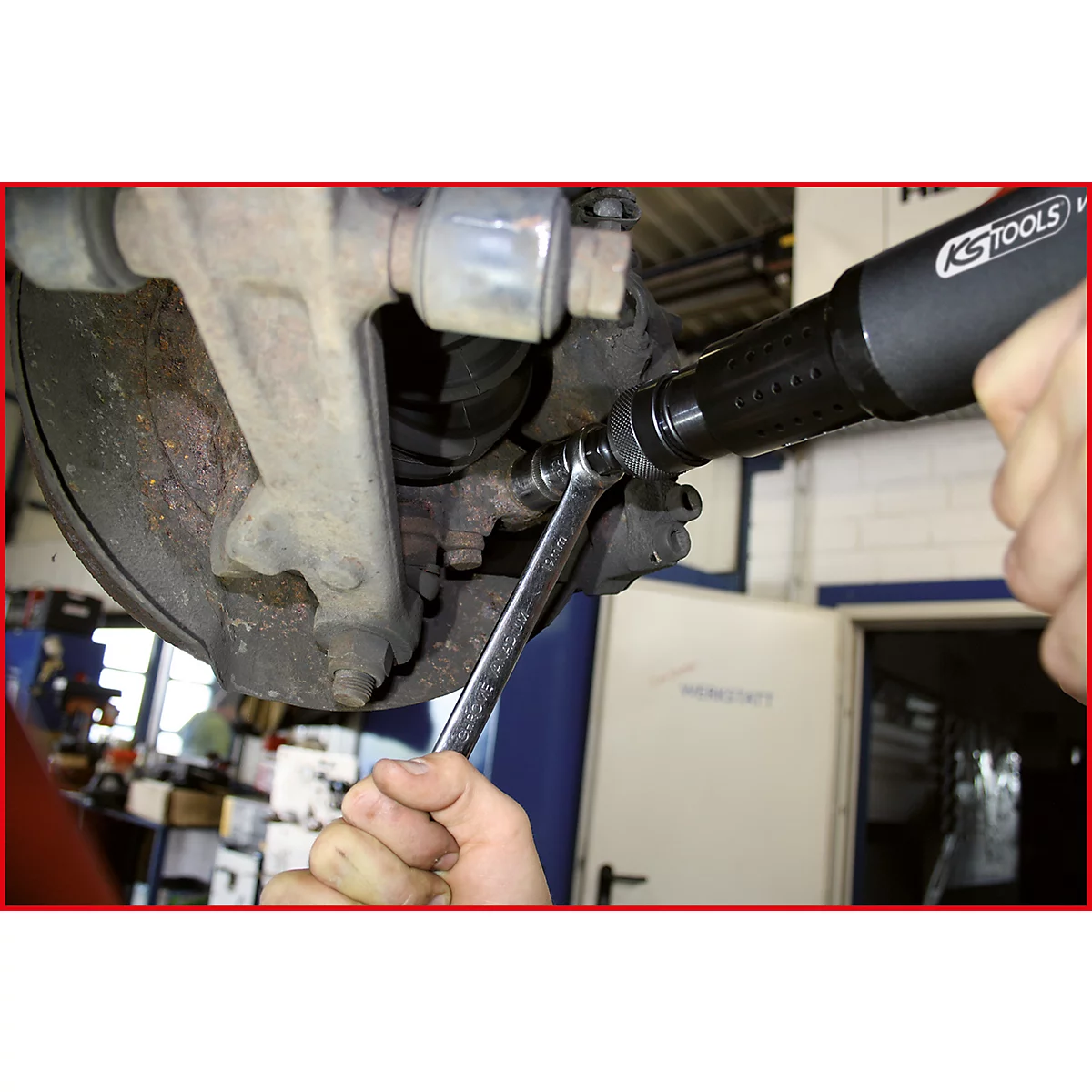 Mechaniker schraubt mit KS Tools Werkzeug an einem Autoteil.